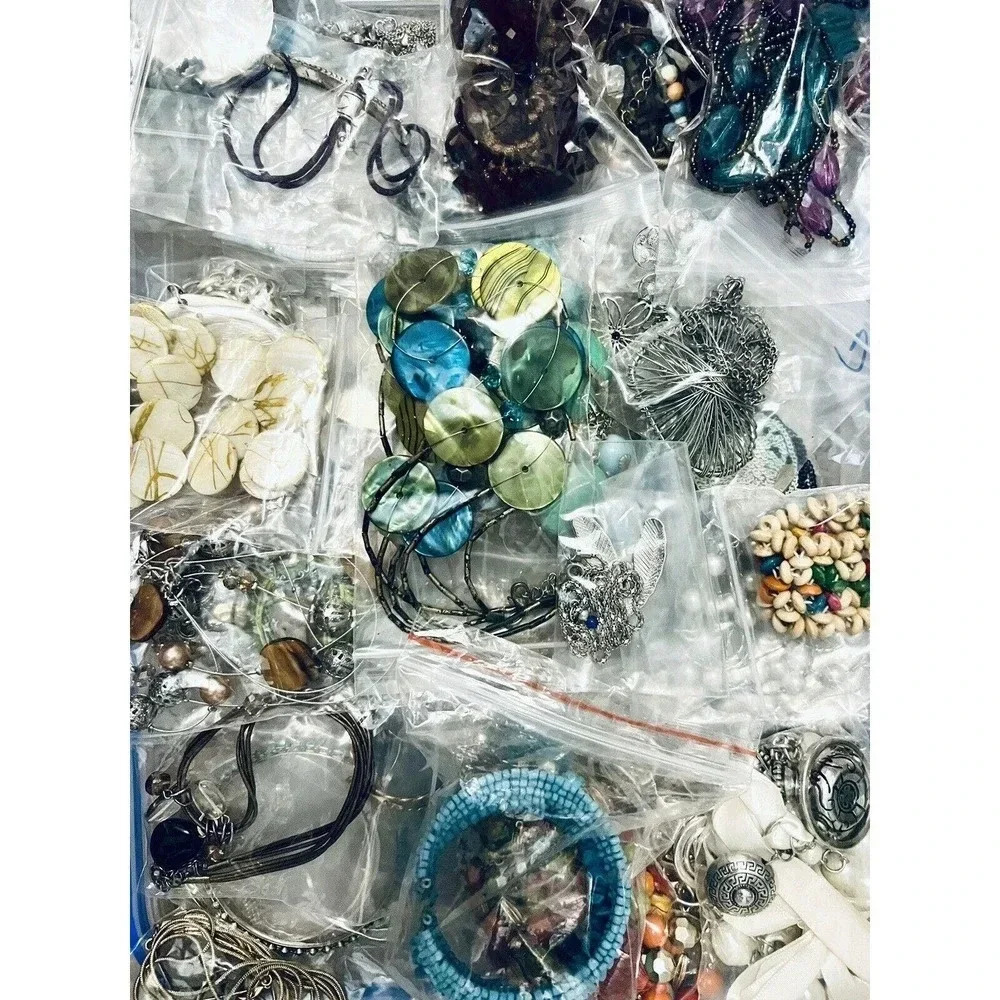 100 Pieces Vintage-Now Jewelry Lot All Wearable Mixed Lot All Bagged - Picture 4 of 5